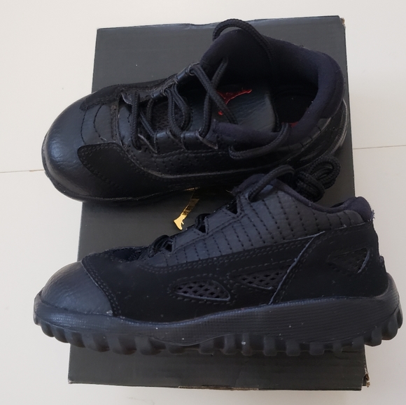 👟 Jordan 11 Retro Low Kids Sneaker Shoes - Picture 2 of 6